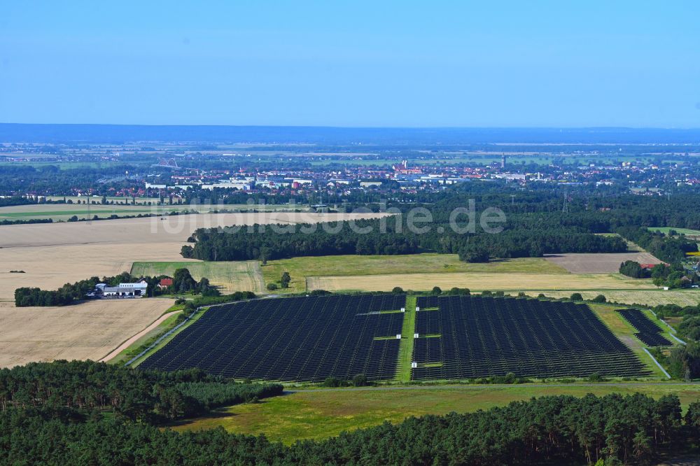 Luftbild Karlsfeld - Solarkraftwerk und Photovoltaik- Anlagen in einem Feld in Karlsfeld im Bundesland Sachsen-Anhalt, Deutschland