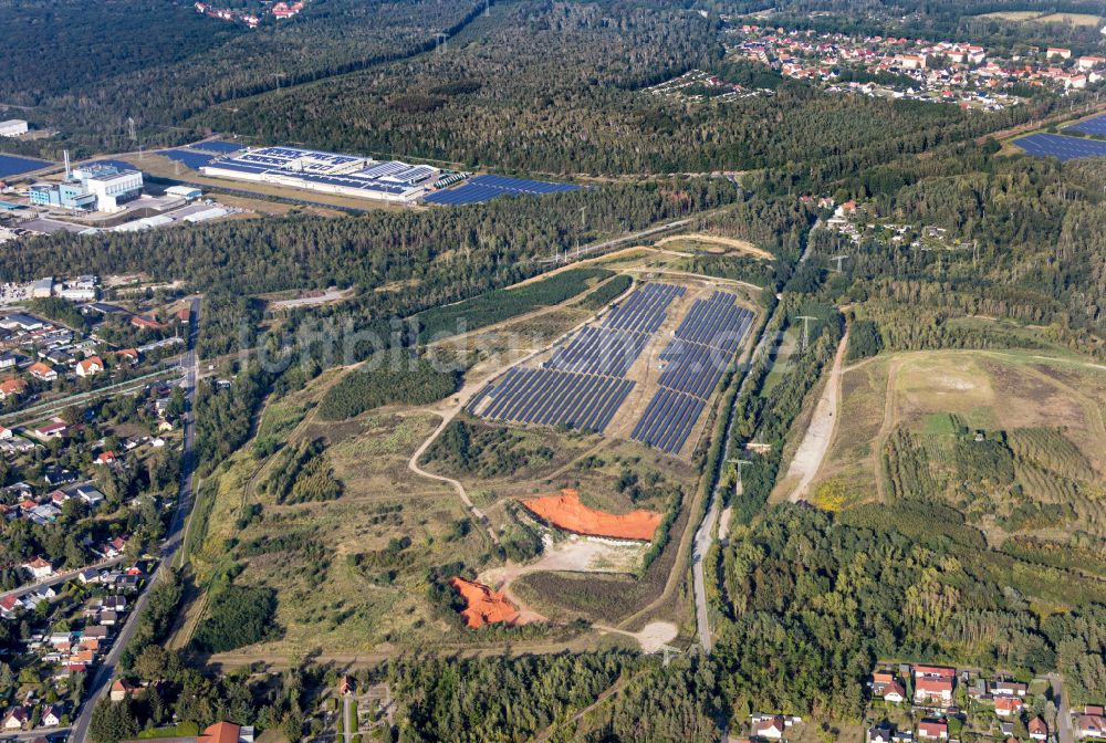 Luftbild Lauta - Solarkraftwerk und Photovoltaik- Anlagen in einem Feld in Lauta im Bundesland Sachsen, Deutschland