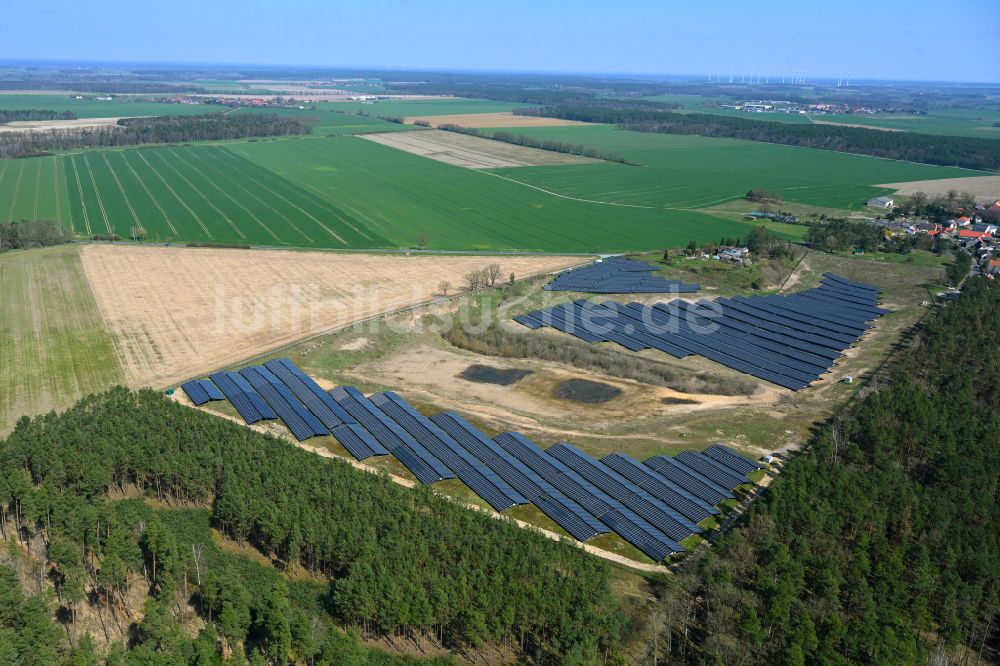 Kleinau von oben - Solarkraftwerk und Photovoltaik- Anlagen in einem Feld in Lohne im Bundesland Sachsen-Anhalt, Deutschland