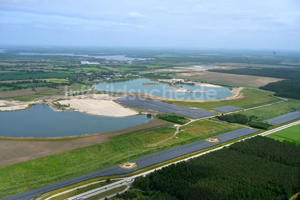 Lüttow-Valluhn von oben - Solarkraftwerk und Photovoltaik- Anlagen in einem Feld in Lüttow-Valluhn im Bundesland Mecklenburg-Vorpommern, Deutschland