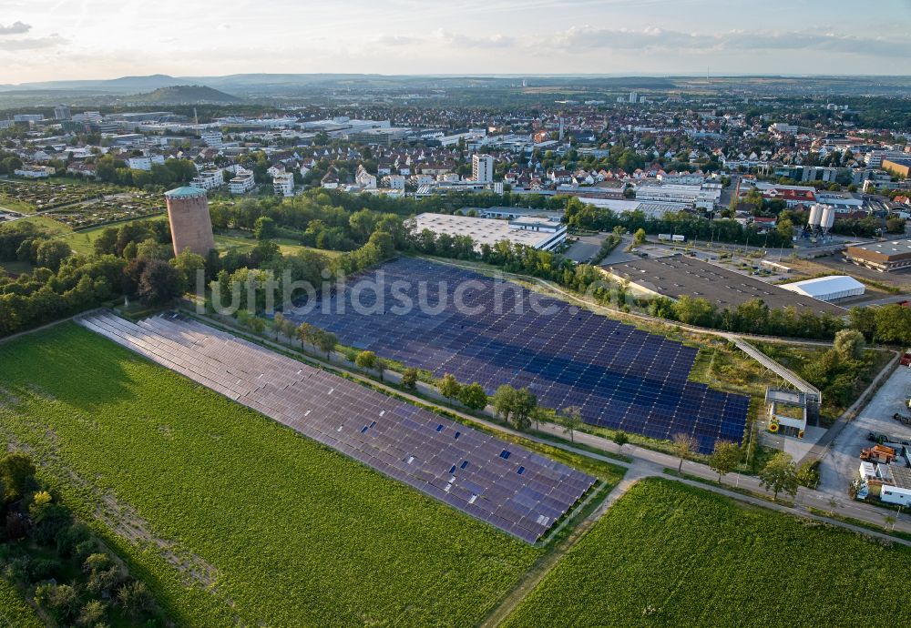 Ludwigsburg aus der Vogelperspektive: Solarkraftwerk und Photovoltaik- Anlagen in einem Feld in Ludwigsburg im Bundesland Baden-Württemberg, Deutschland