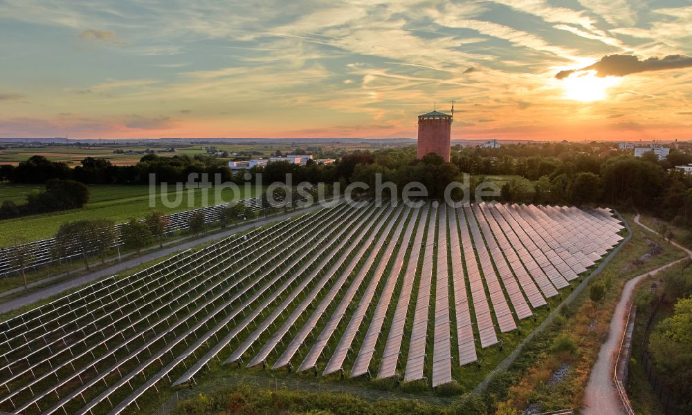 Luftaufnahme Ludwigsburg - Solarkraftwerk und Photovoltaik- Anlagen in einem Feld in Ludwigsburg im Bundesland Baden-Württemberg, Deutschland