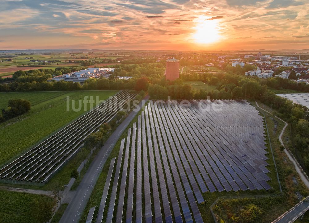 Ludwigsburg von oben - Solarkraftwerk und Photovoltaik- Anlagen in einem Feld in Ludwigsburg im Bundesland Baden-Württemberg, Deutschland