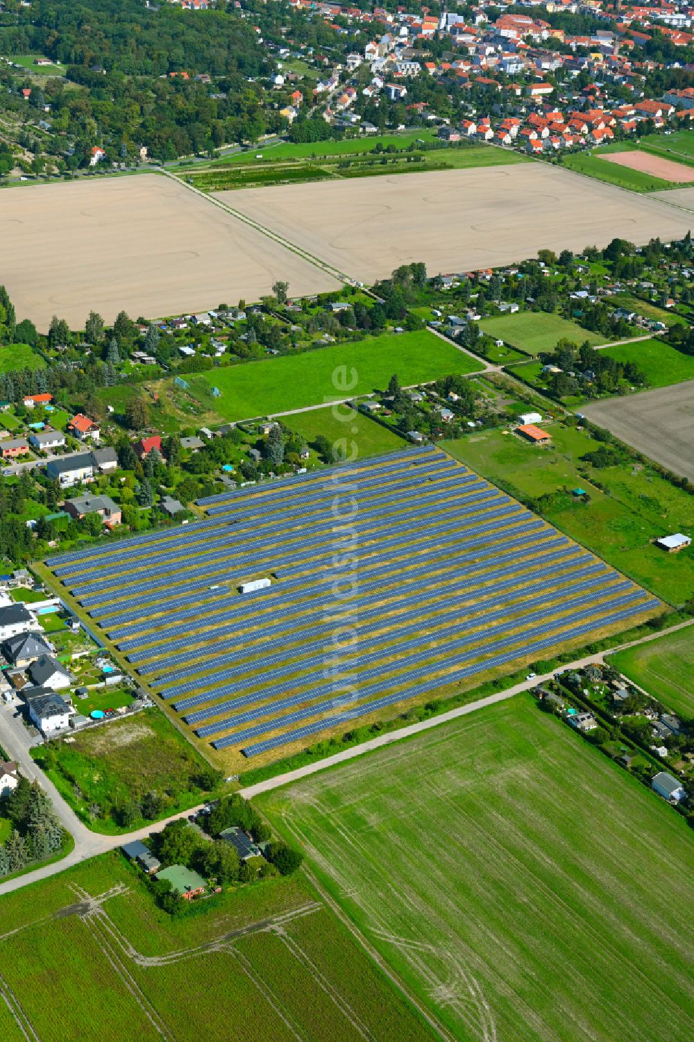 Quesitz von oben - Solarkraftwerk und Photovoltaik- Anlagen in einem Feld in Quesitz im Bundesland Sachsen, Deutschland