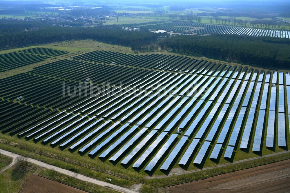 Luftaufnahme Reckahn - Solarkraftwerk und Photovoltaik- Anlagen in einem Feld in Reckahn im Bundesland Brandenburg, Deutschland