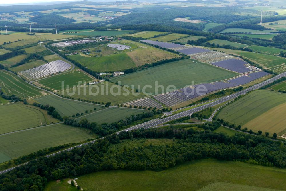 Luftaufnahme Rosdorf - Solarkraftwerk und Photovoltaik- Anlagen in einem Feld in Rosdorf im Bundesland Niedersachsen, Deutschland