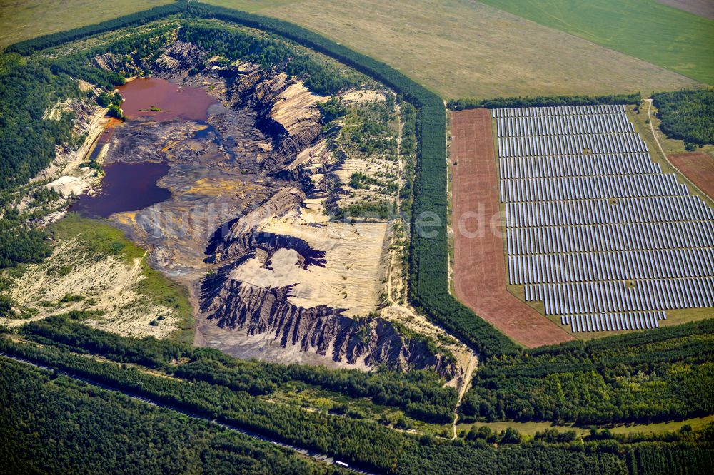 Schipkau aus der Vogelperspektive: Solarkraftwerk und Photovoltaik- Anlagen in einem Feld in Schipkau im Bundesland Brandenburg, Deutschland