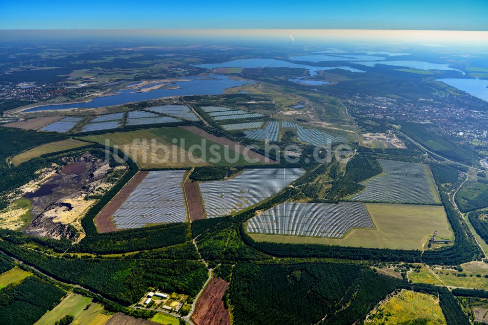 Luftaufnahme Sedlitz - Solarkraftwerk und Photovoltaik- Anlagen in einem Feld in Sedlitz im Bundesland Brandenburg, Deutschland