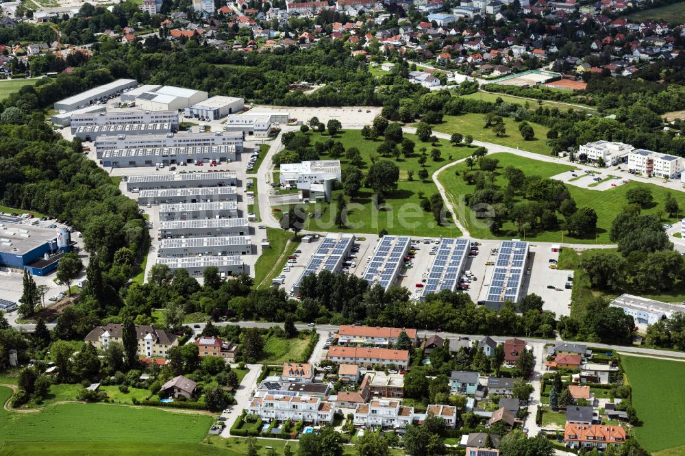 Leobersdorf aus der Vogelperspektive: Solarkraftwerk und Photovoltaik- Anlagen auf einem Firmendach in Leobersdorf in Niederösterreich, Österreich