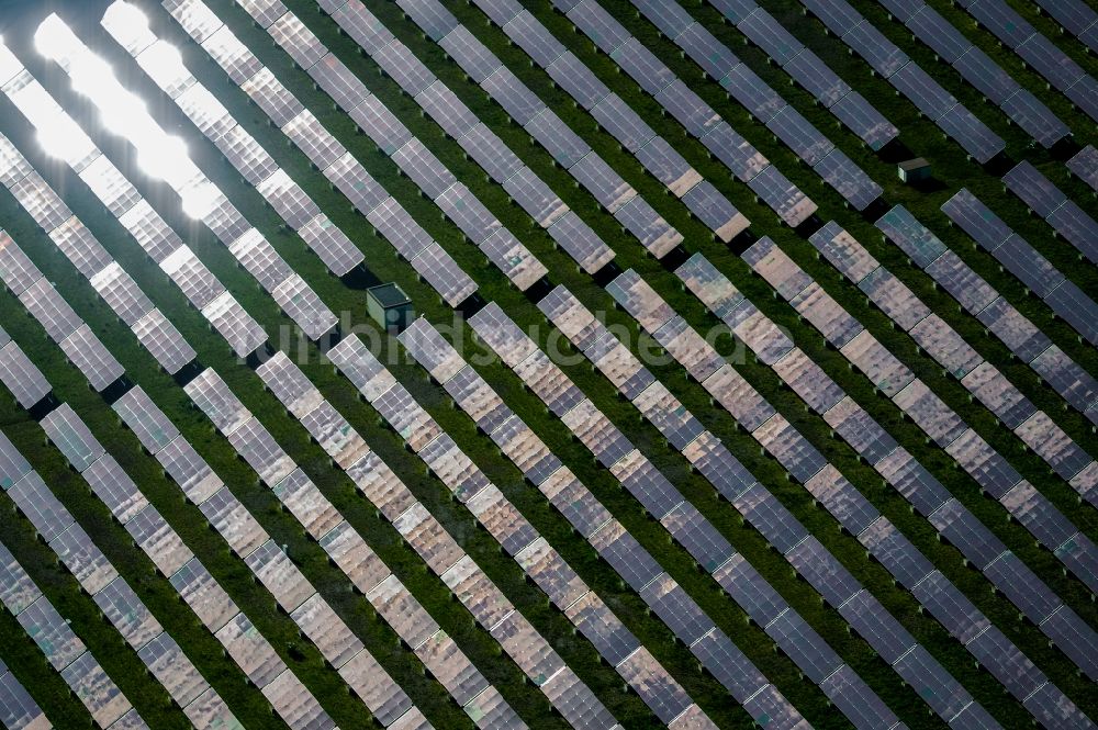 Luftaufnahme Erfurt - Solarkraftwerk und Photovoltaik- Anlagen entlang der Stotternheimer Straße im Ortsteil Hohenwinden in Erfurt im Bundesland Thüringen, Deutschland