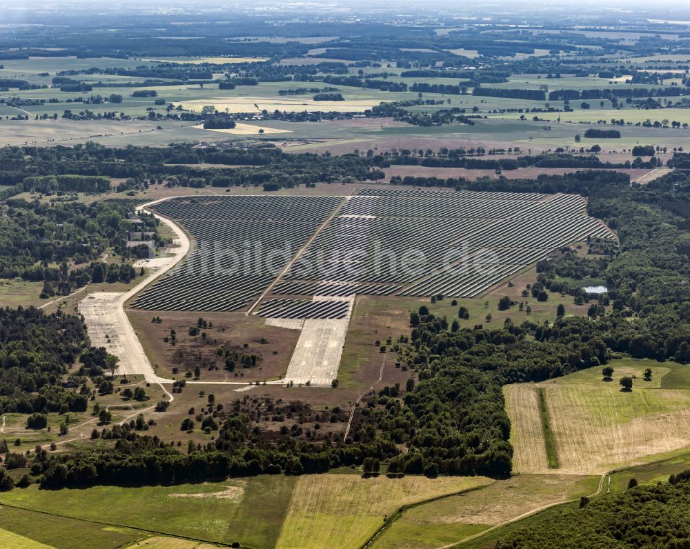 Luftbild Alt Daber - Solarkraftwerk und Photovoltaik- Anlagen auf dem Flugplatz in Alt Daber im Bundesland Brandenburg, Deutschland