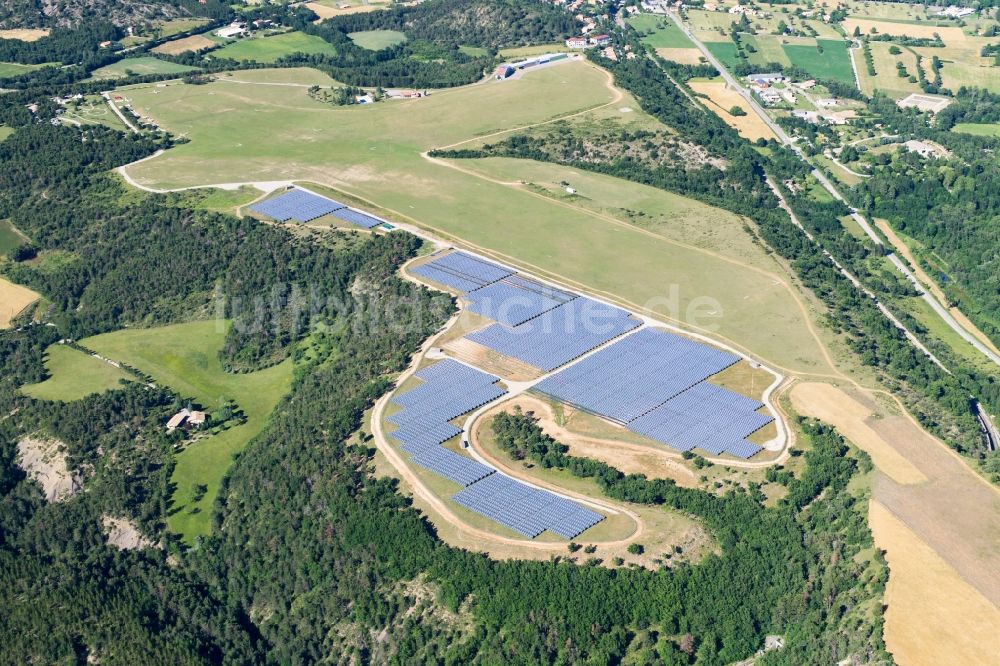 Aspres-sur-Buëch von oben - Solarkraftwerk und Photovoltaik- Anlagen auf dem Flugplatz in Aspres-sur-Buëch in Provence-Alpes-Cote d'Azur, Frankreich