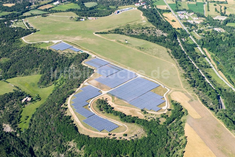 Aspres-sur-Buëch aus der Vogelperspektive: Solarkraftwerk und Photovoltaik- Anlagen auf dem Flugplatz in Aspres-sur-Buëch in Provence-Alpes-Cote d'Azur, Frankreich