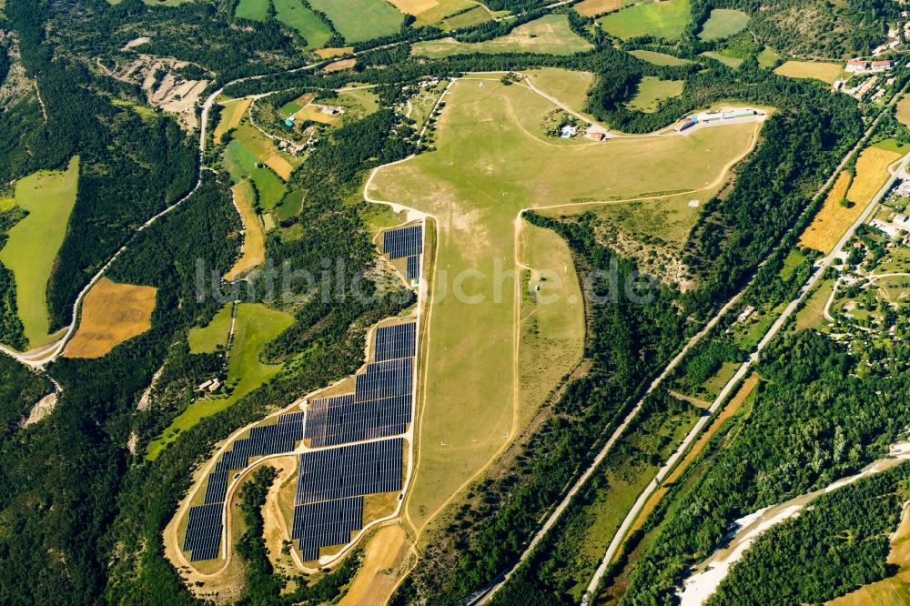 Luftbild Aspres-sur-Buëch - Solarkraftwerk und Photovoltaik- Anlagen auf dem Flugplatz in Aspres-sur-Buëch in Provence-Alpes-Cote d'Azur, Frankreich