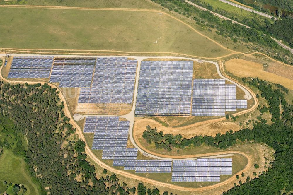 Aspres-sur-Buëch von oben - Solarkraftwerk und Photovoltaik- Anlagen auf dem Flugplatz in Aspres-sur-Buëch in Provence-Alpes-Cote d'Azur, Frankreich