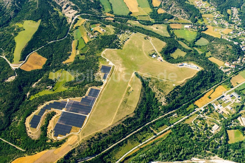 Aspres-sur-Buëch aus der Vogelperspektive: Solarkraftwerk und Photovoltaik- Anlagen auf dem Flugplatz in Aspres-sur-Buëch in Provence-Alpes-Cote d'Azur, Frankreich