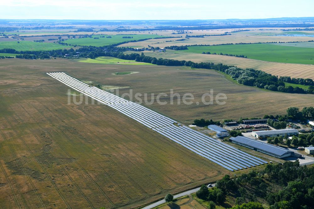 Luftaufnahme Dedelow - Solarkraftwerk und Photovoltaik- Anlagen auf dem Flugplatz in Dedelow im Bundesland Brandenburg, Deutschland