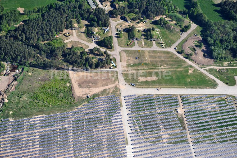 Luftaufnahme Eberswalde - Solarkraftwerk und Photovoltaik- Anlagen auf dem Flugplatz im Ortsteil Finow in Eberswalde im Bundesland Brandenburg, Deutschland