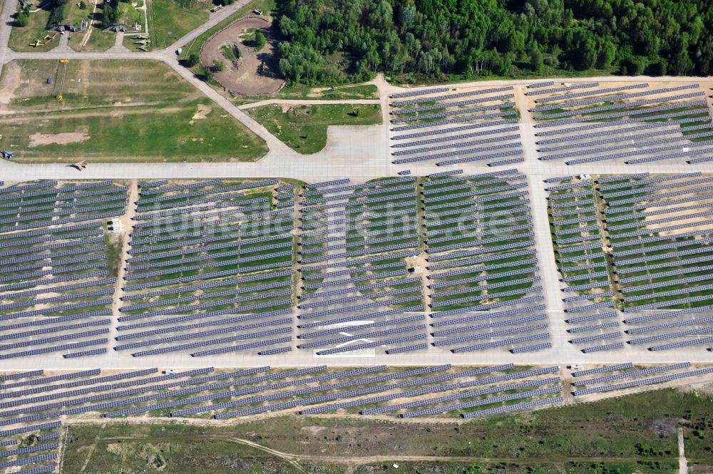 Eberswalde von oben - Solarkraftwerk und Photovoltaik- Anlagen auf dem Flugplatz im Ortsteil Finow in Eberswalde im Bundesland Brandenburg, Deutschland