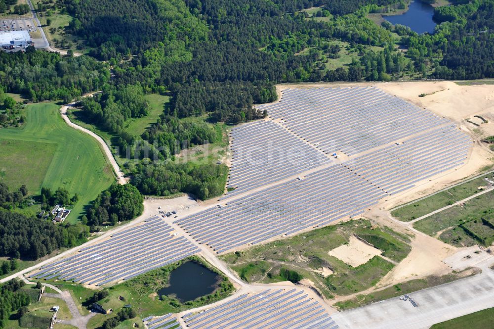 Luftbild Eberswalde - Solarkraftwerk und Photovoltaik- Anlagen auf dem Flugplatz im Ortsteil Finow in Eberswalde im Bundesland Brandenburg, Deutschland