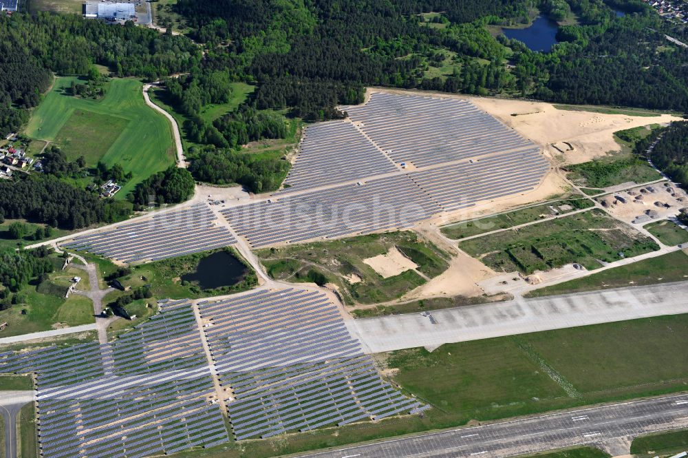 Luftaufnahme Eberswalde - Solarkraftwerk und Photovoltaik- Anlagen auf dem Flugplatz im Ortsteil Finow in Eberswalde im Bundesland Brandenburg, Deutschland