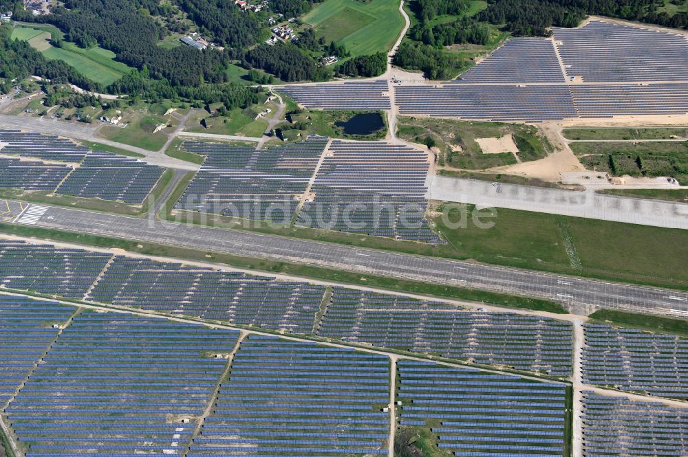 Eberswalde von oben - Solarkraftwerk und Photovoltaik- Anlagen auf dem Flugplatz im Ortsteil Finow in Eberswalde im Bundesland Brandenburg, Deutschland