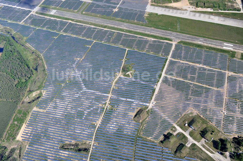 Eberswalde aus der Vogelperspektive: Solarkraftwerk und Photovoltaik- Anlagen auf dem Flugplatz im Ortsteil Finow in Eberswalde im Bundesland Brandenburg, Deutschland