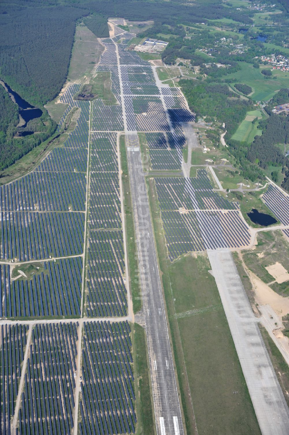 Eberswalde aus der Vogelperspektive: Solarkraftwerk und Photovoltaik- Anlagen auf dem Flugplatz im Ortsteil Finow in Eberswalde im Bundesland Brandenburg, Deutschland