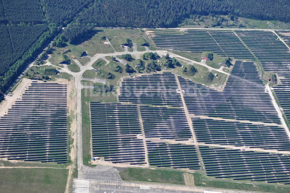 Eberswalde von oben - Solarkraftwerk und Photovoltaik- Anlagen auf dem Flugplatz im Ortsteil Finow in Eberswalde im Bundesland Brandenburg, Deutschland