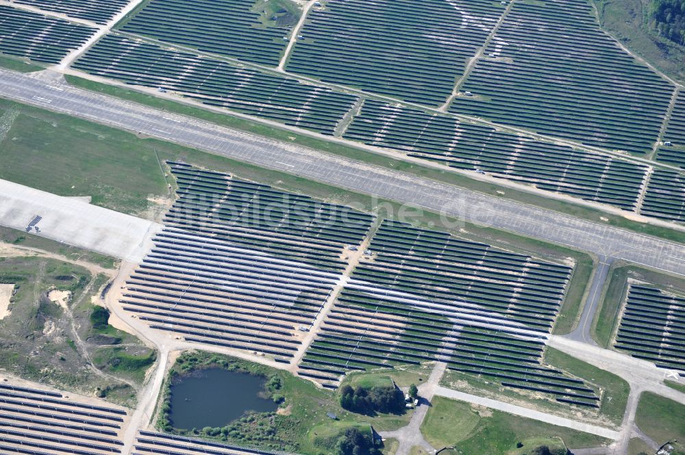 Eberswalde von oben - Solarkraftwerk und Photovoltaik- Anlagen auf dem Flugplatz im Ortsteil Finow in Eberswalde im Bundesland Brandenburg, Deutschland