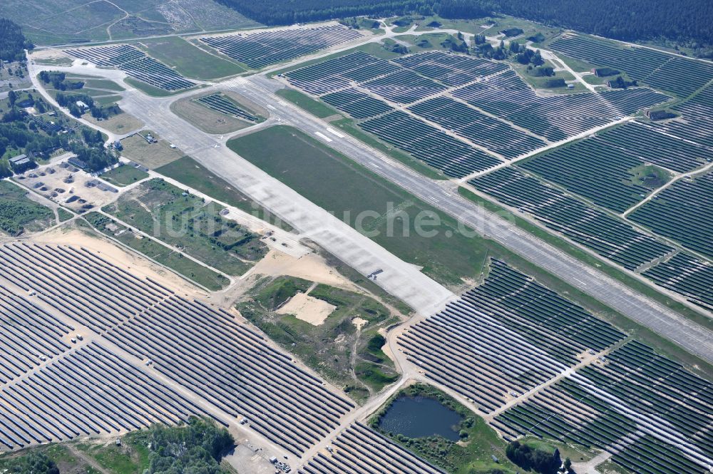 Luftbild Eberswalde - Solarkraftwerk und Photovoltaik- Anlagen auf dem Flugplatz im Ortsteil Finow in Eberswalde im Bundesland Brandenburg, Deutschland