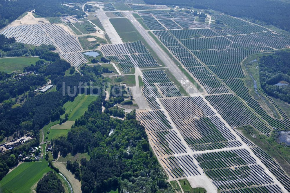 Eberswalde von oben - Solarkraftwerk und Photovoltaik- Anlagen auf dem Flugplatz im Ortsteil Finow in Eberswalde im Bundesland Brandenburg, Deutschland