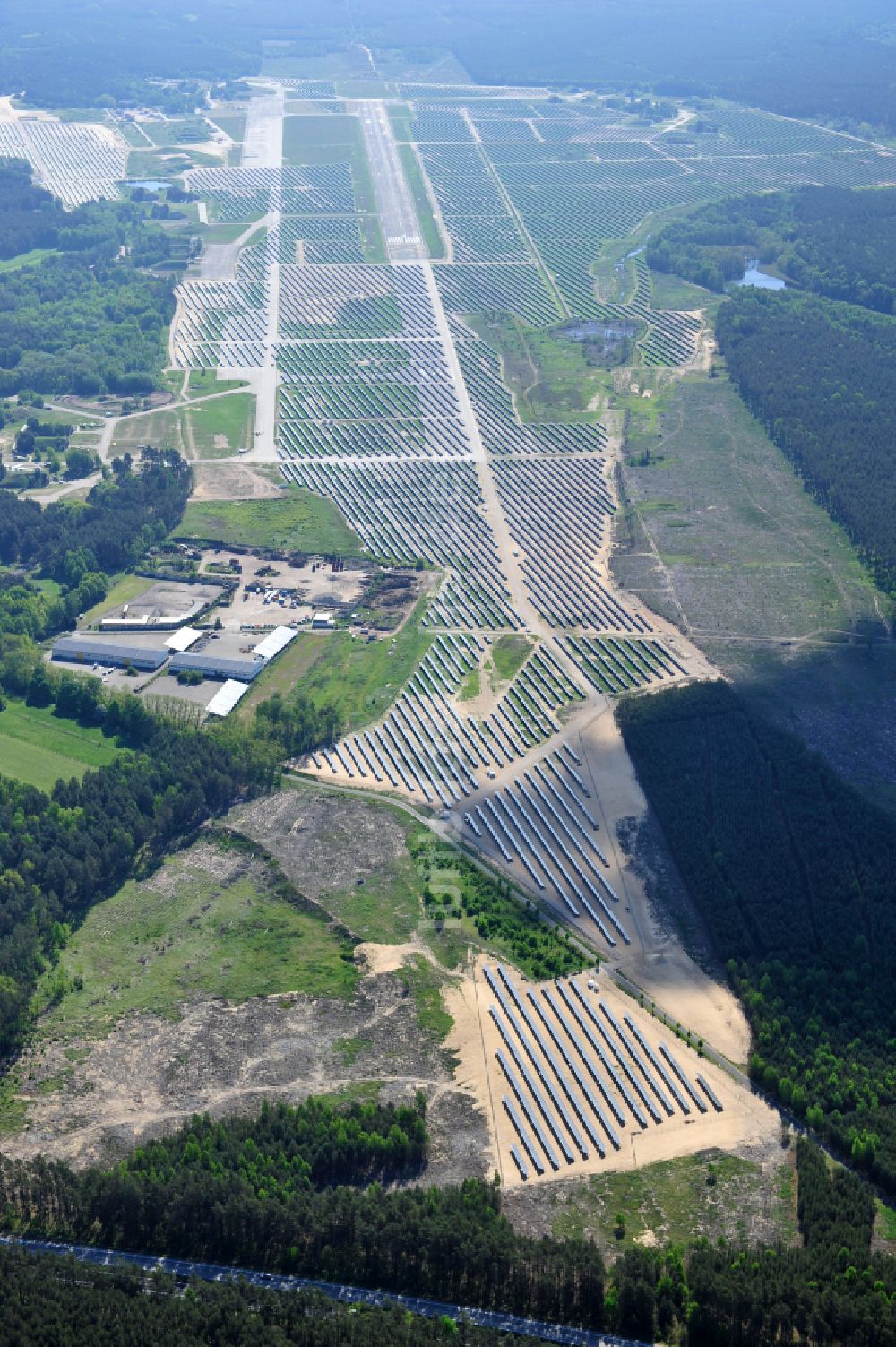 Luftaufnahme Eberswalde - Solarkraftwerk und Photovoltaik- Anlagen auf dem Flugplatz im Ortsteil Finow in Eberswalde im Bundesland Brandenburg, Deutschland