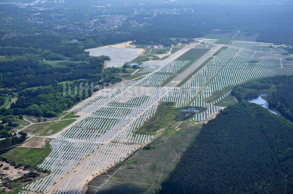 Eberswalde aus der Vogelperspektive: Solarkraftwerk und Photovoltaik- Anlagen auf dem Flugplatz im Ortsteil Finow in Eberswalde im Bundesland Brandenburg, Deutschland