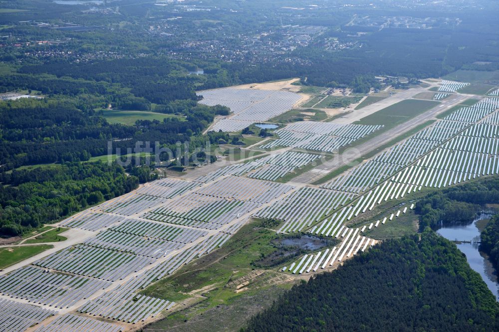 Luftbild Eberswalde - Solarkraftwerk und Photovoltaik- Anlagen auf dem Flugplatz im Ortsteil Finow in Eberswalde im Bundesland Brandenburg, Deutschland