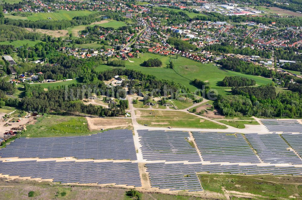 Eberswalde von oben - Solarkraftwerk und Photovoltaik- Anlagen auf dem Flugplatz im Ortsteil Finow in Eberswalde im Bundesland Brandenburg, Deutschland