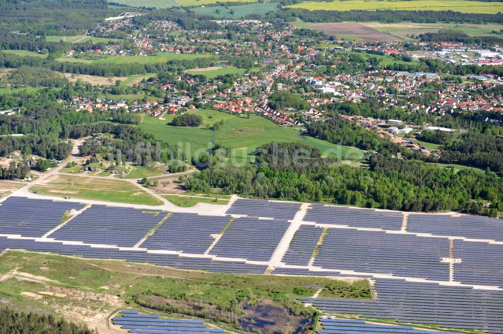 Luftbild Eberswalde - Solarkraftwerk und Photovoltaik- Anlagen auf dem Flugplatz im Ortsteil Finow in Eberswalde im Bundesland Brandenburg, Deutschland