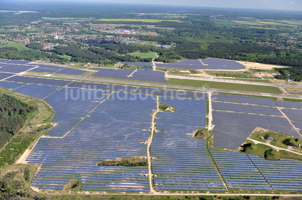 Luftaufnahme Eberswalde - Solarkraftwerk und Photovoltaik- Anlagen auf dem Flugplatz im Ortsteil Finow in Eberswalde im Bundesland Brandenburg, Deutschland