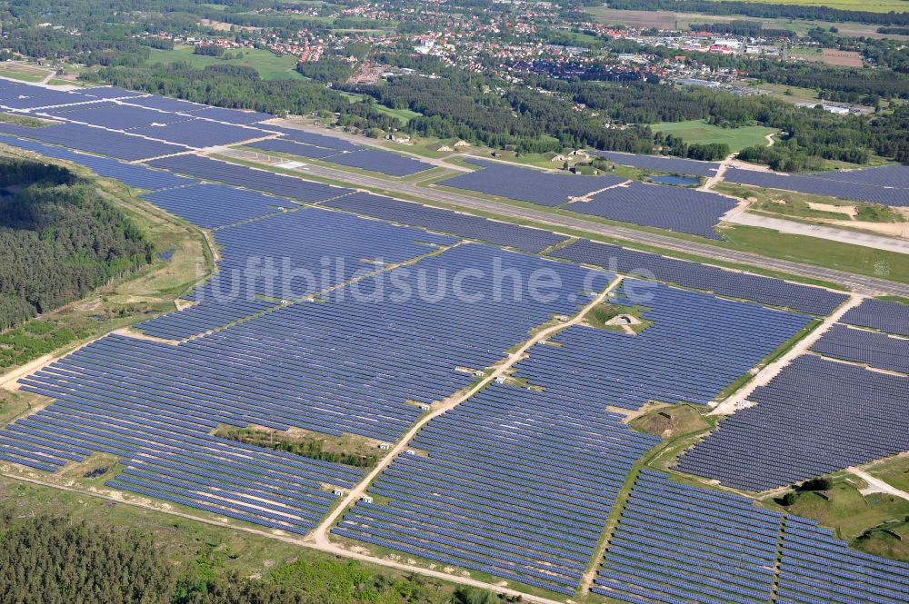 Eberswalde von oben - Solarkraftwerk und Photovoltaik- Anlagen auf dem Flugplatz im Ortsteil Finow in Eberswalde im Bundesland Brandenburg, Deutschland