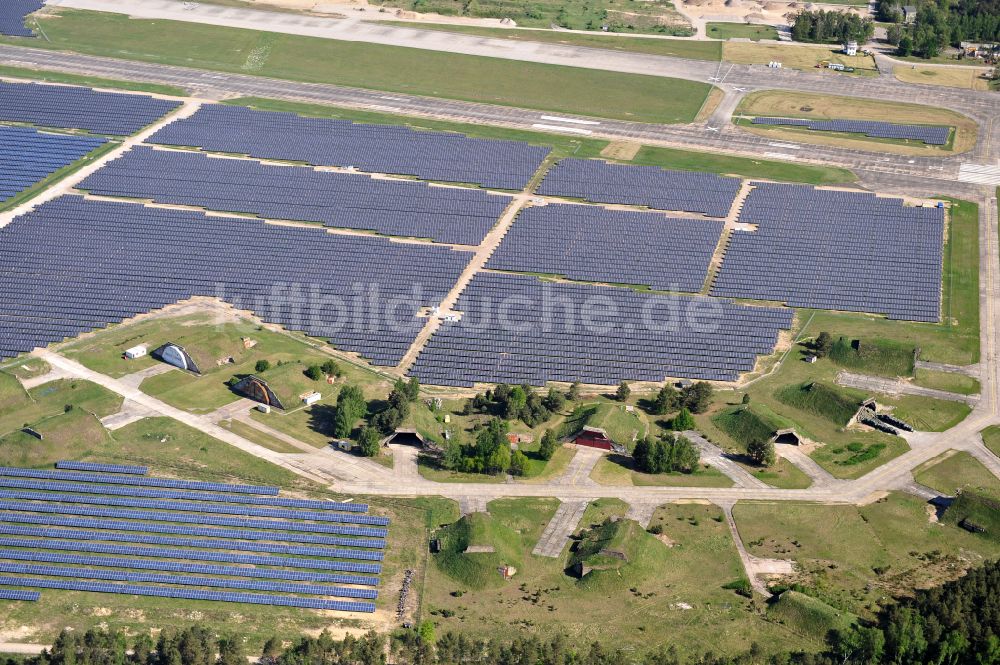 Eberswalde aus der Vogelperspektive: Solarkraftwerk und Photovoltaik- Anlagen auf dem Flugplatz im Ortsteil Finow in Eberswalde im Bundesland Brandenburg, Deutschland