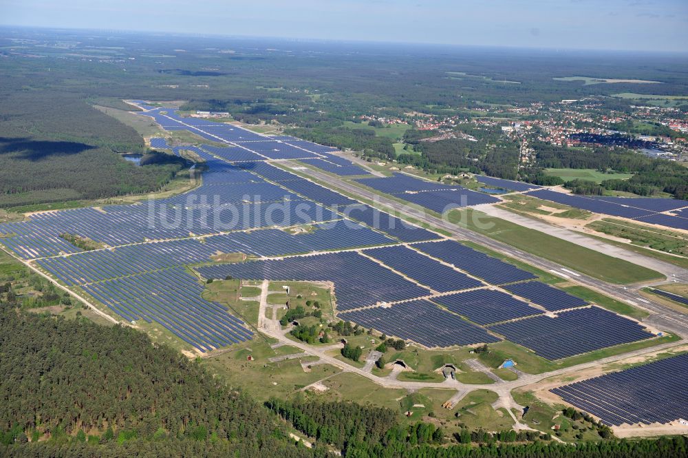 Luftaufnahme Eberswalde - Solarkraftwerk und Photovoltaik- Anlagen auf dem Flugplatz im Ortsteil Finow in Eberswalde im Bundesland Brandenburg, Deutschland