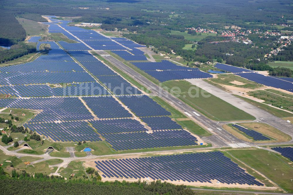 Eberswalde von oben - Solarkraftwerk und Photovoltaik- Anlagen auf dem Flugplatz im Ortsteil Finow in Eberswalde im Bundesland Brandenburg, Deutschland