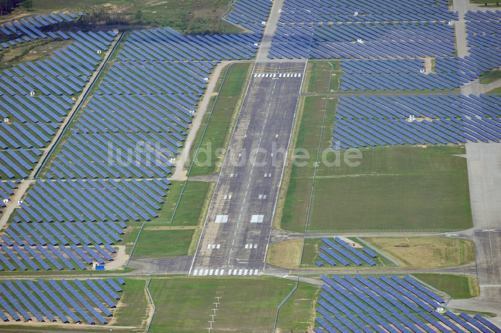 Eberswalde aus der Vogelperspektive: Solarkraftwerk und Photovoltaik- Anlagen auf dem Flugplatz im Ortsteil Finow in Eberswalde im Bundesland Brandenburg, Deutschland