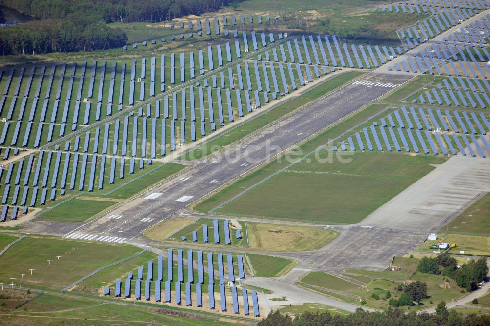 Eberswalde von oben - Solarkraftwerk und Photovoltaik- Anlagen auf dem Flugplatz im Ortsteil Finow in Eberswalde im Bundesland Brandenburg, Deutschland