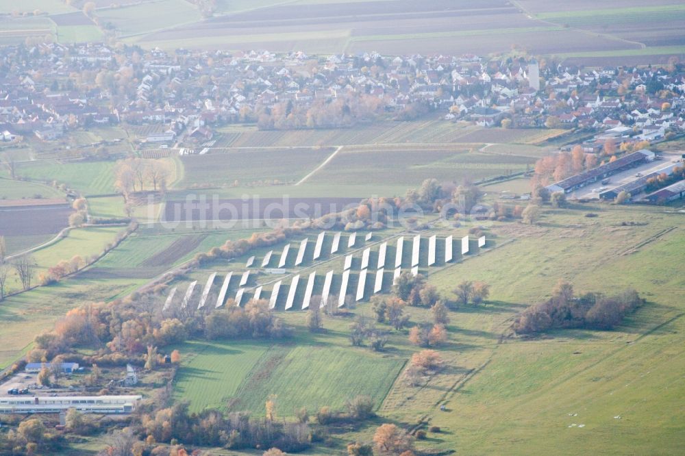 Luftaufnahme Neustadt an der Weinstraße - Solarkraftwerk und Photovoltaik- Anlagen auf dem Flugplatz im Ortsteil Lachen-Speyerdorf in Neustadt an der Weinstraße im Bundesland Rheinland-Pfalz