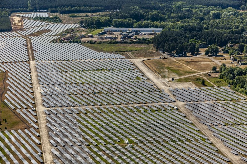 Schorfheide aus der Vogelperspektive: Solarkraftwerk und Photovoltaik- Anlagen auf dem Flugplatz in Schorfheide im Bundesland Brandenburg