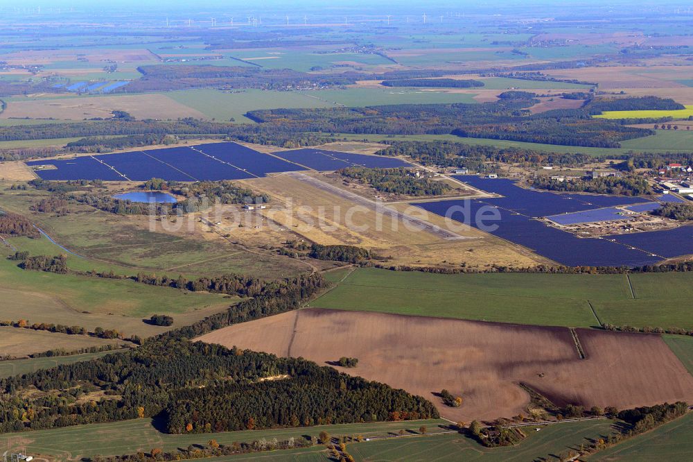 Tutow von oben - Solarkraftwerk und Photovoltaik- Anlagen auf dem Flugplatz in Tutow im Bundesland Mecklenburg-Vorpommern, Deutschland