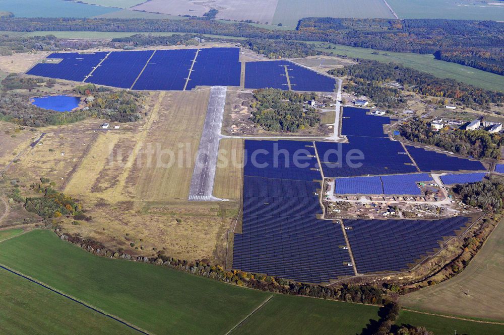 Tutow aus der Vogelperspektive: Solarkraftwerk und Photovoltaik- Anlagen auf dem Flugplatz in Tutow im Bundesland Mecklenburg-Vorpommern, Deutschland