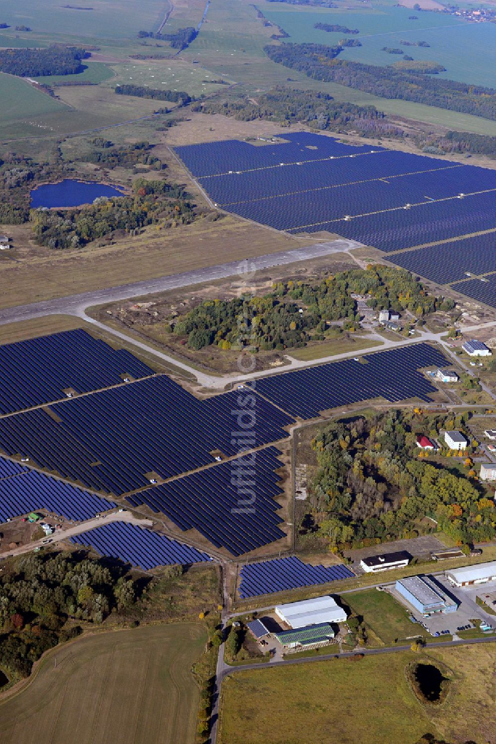 Tutow von oben - Solarkraftwerk und Photovoltaik- Anlagen auf dem Flugplatz in Tutow im Bundesland Mecklenburg-Vorpommern, Deutschland