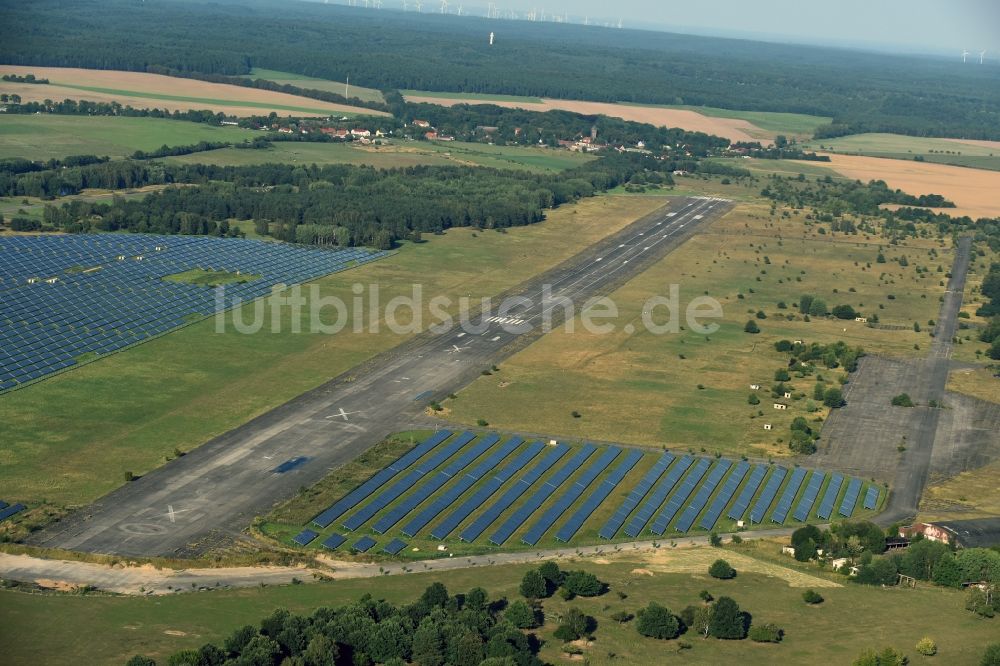 Werneuchen aus der Vogelperspektive: Solarkraftwerk und Photovoltaik- Anlagen auf dem Flugplatz in Werneuchen im Bundesland Brandenburg